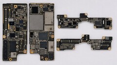 La supuesta placa base del iPhone Ultra plegable; imagen probablemente editada mediante IA