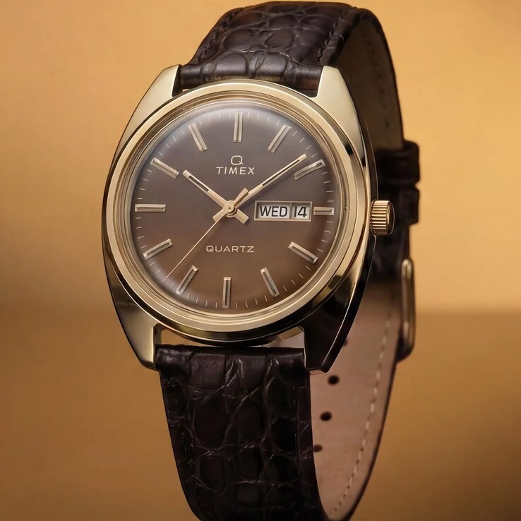 Reedición del Timex Q 1976 Day and Date con una esfera de color marrón ahumado degradado, índices en tono dorado y una correa de piel marrón oscuro con textura de cocodrilo.