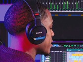 Sony presenta los auriculares profesionales MDR-M1 con respuesta en frecuencia ultraamplia para su uso en grabación, mezcla y masterización de audio. (Fuente de la imagen: Sony)