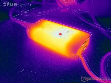 El adaptador de CA puede alcanzar los 40 C cuando funciona con cargas exigentes