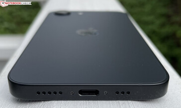 Abajo: micrófonos, USB-C 2.0, altavoz (fuente de la imagen: Manuel Masiero)
