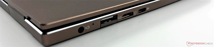 Izquierda: entrada de CC, USB 3.1 Gen 1 (5 Gbps) Tipo-A, Mini HDMI, USB 3.1 Gen 1 Tipo-C (con suministro de energía y DisplayPort 1.2)