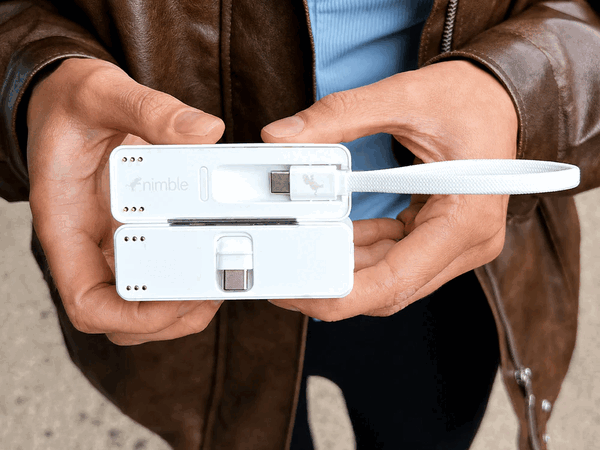 El cargador portátil Sharepower cuenta con un cable integrado y un conector USB-C plegable.