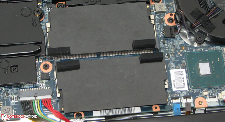 La memoria de trabajo (DDR4-3200, 2x 8 GB, máx. 64 GB) funciona en modo de doble canal.
