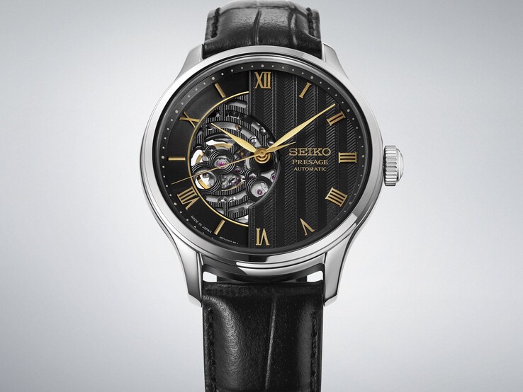 El Seiko Presage Japanese Garden HCB008 se muestra desde una perspectiva angular, con su caja de acero inoxidable, su esfera negra y su correa de piel negra.