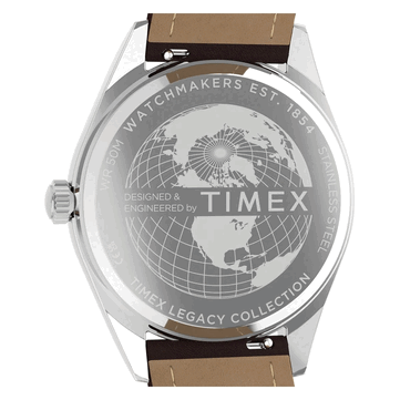 Vista trasera del Timex Legacy Day and Date, que muestra su fondo de caja de acero inoxidable con un grabado de un globo terráqueo, la marca Timex y una correa de cuero marrón.