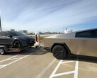 Cybertruck remolcando otro Tesla en una prueba de autonomía (imagen: VoyageATX/YT)