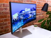 El U3425WE puede ajustar automáticamente su brillo y temperatura de color mediante un sensor de luz ambiental incorporado. (Fuente de la imagen: Dell)