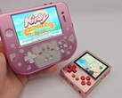 El iPhone 4S modificado (izquierda) junto a un Pixel 2 GKD (derecha). (Fuente de la imagen: u/Retr0ddicted vía r/SBCGaming)