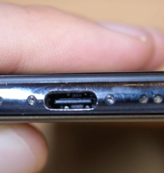 El ingeniero Ken Pillonel ha creado lo que él llama el primer iPhone del mundo con puerto USB-C. (Imagen: Ken Pillonel vía YouTube)