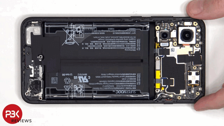 Desmontaje del OnePlus 15R. (Fuente de la imagen: PBKreviews)