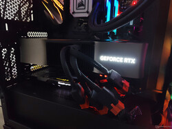 La RTX 4090 FE en una caja Corsair iCUE 4000X