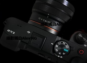 La A7CII parece incorporar una actualización del dial de modos PSAM. (Fuente de la imagen: Alex NG en YouTube)