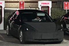 Un Tesla Model 3 Highland enmascarado fue visto cargando con un diseño de ruedas único y angular. (Fuente de la imagen: Reddit)