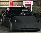Un Tesla Model 3 Highland enmascarado fue visto cargando con un diseño de ruedas único y angular. (Fuente de la imagen: Reddit)