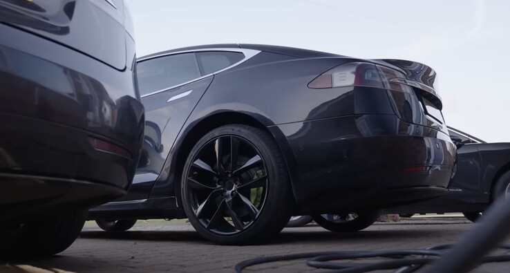 Aparte de los daños cosméticos en el exterior, el coche ha aguantado muy bien sin necesitar ni una sola revisión. (Fuente: AutoTrader UK)