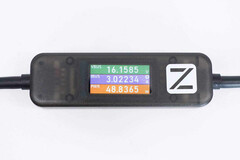 El cable USB-C ChargerLAB Power-Z AK001 Charging Test cuenta con una pantalla a color integrada. (Fuente de la imagen: ChargerLAB)