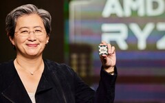 La consejera delegada de AMD, Lisa Su, muestra un procesador Ryzen. Su paquete salarial de 2025 se ha elevado a 33 millones de dólares. (Fuente de la imagen: AMD)