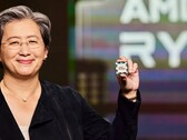 La consejera delegada de AMD, Lisa Su, muestra un procesador Ryzen. Su paquete salarial de 2025 se ha elevado a 33 millones de dólares. (Fuente de la imagen: AMD)