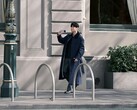 Una fotografía que circula por Internet muestra a un hombre con parecido a Jay Chou sosteniendo un teléfono vivo aún no lanzado al mercado, probablemente el X500 Pro Max.