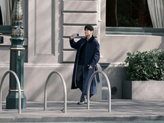 Una fotografía que circula por Internet muestra a un hombre con parecido a Jay Chou sosteniendo un teléfono vivo aún no lanzado al mercado, probablemente el X500 Pro Max.