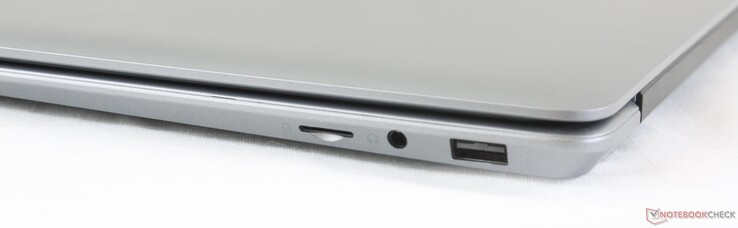 Derecha: Lector de microSD, auriculares de 3,5 mm, USB 2.0
