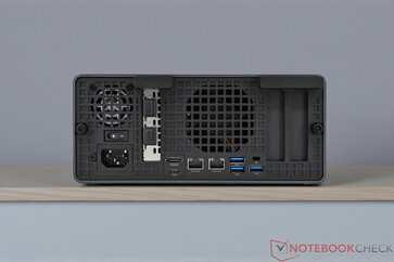 Minisforum MS-02 Ultra - Conexiones en el panel posterior