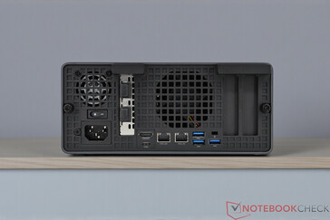 Minisforum MS-02 Ultra - Conexiones en el panel posterior