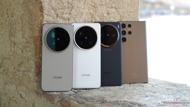 Los cuatro candidatos a la prueba en mi bolsa de viaje a Chipre y Malta: tres buques insignia de Vivo y un buque insignia de Samsung de tres años de antigüedad.