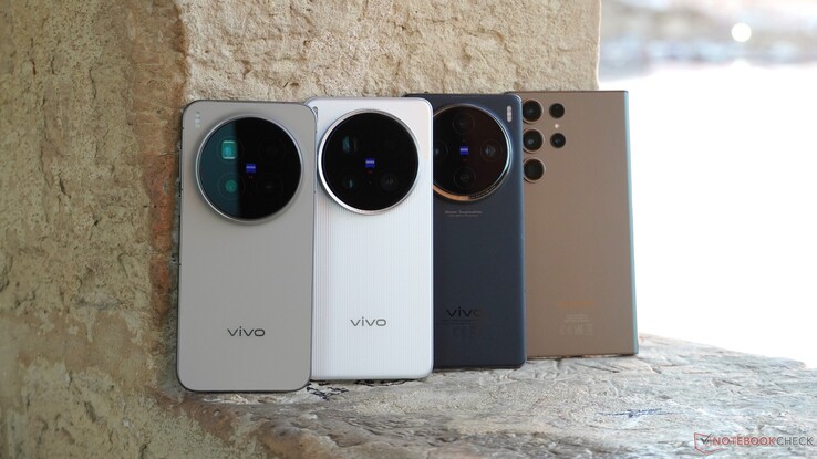 Los cuatro candidatos a la prueba en mi bolsa de viaje a Chipre y Malta: tres buques insignia de Vivo y un buque insignia de Samsung de tres años de antigüedad.