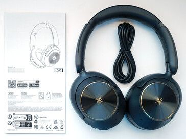 El contenido del paquete incluye los auriculares Focus A6, el cable de audio/carga USB-C y el manual de usuario. (Fuente de la imagen: Notebookcheck)