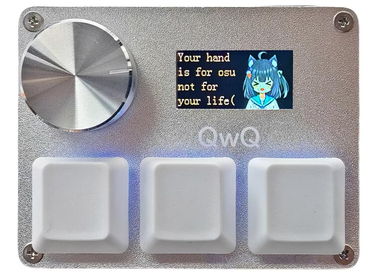 Vista frontal del SayoDevice O3C con tres teclas blancas, un pomo de metal cepillado