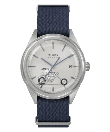 Vista frontal del reloj Peanuts x Timex Marlin Jet Automatic Easy Rider, con una esfera de color blanco plateado en la que aparece Snoopy montado en una motocicleta, índices y manecillas azules, un cristal Hesalite abombado,