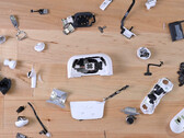 Los AirPods Pro 2 están tan bloqueados como los otros auriculares de Apple. (Fuente de la imagen: iFixit)