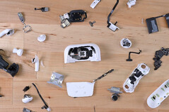 Los AirPods Pro 2 están tan bloqueados como los otros auriculares de Apple. (Fuente de la imagen: iFixit)