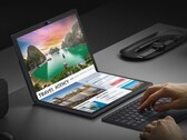 El ZenBook 17 Fold viene con una cubierta de plástico para la pantalla (imagen: ASUS)