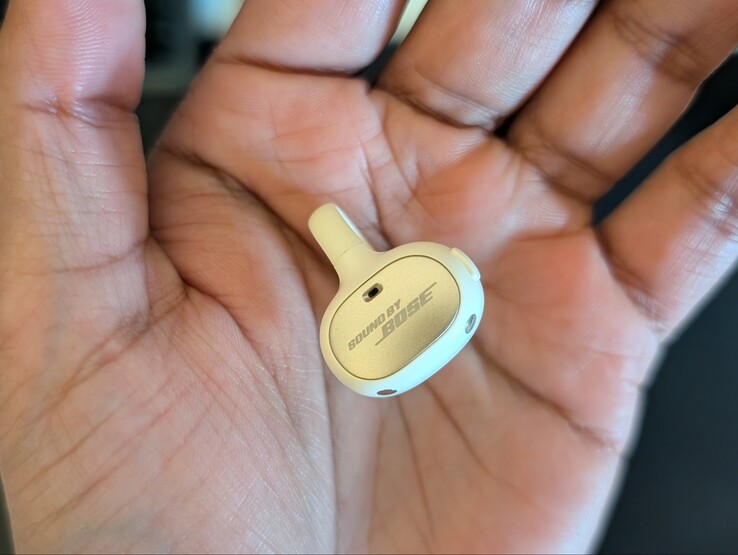 Primer plano mostrando el lado que va fuera de la oreja