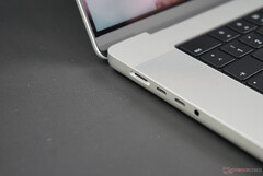 Apple La nueva carga MagSafe no está exenta de problemas en el MacBook Pro 16. (Fuente de la imagen: NotebookCheck)