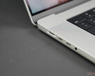 Apple La nueva carga MagSafe no está exenta de problemas en el MacBook Pro 16. (Fuente de la imagen: NotebookCheck)