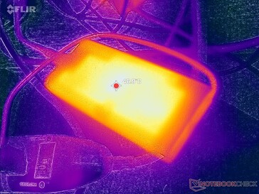 El adaptador de CA alcanza más de 47 C cuando funciona con cargas exigentes