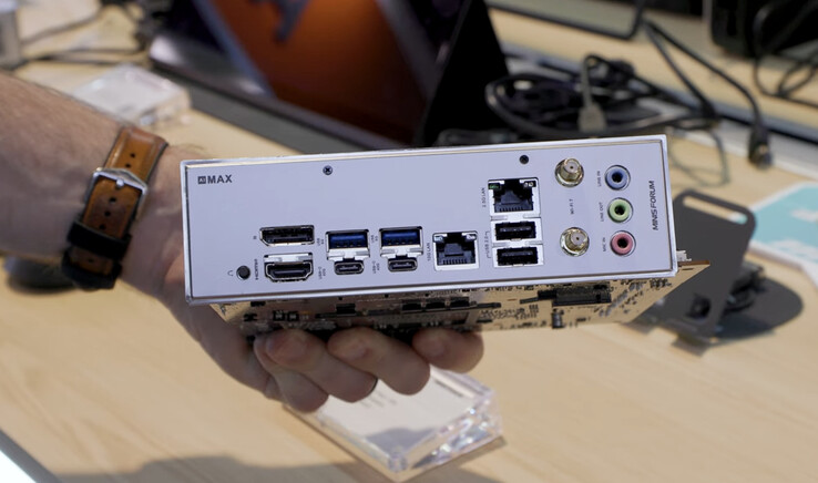 El BD395i Max incluye Ethernet de 10 Gbps y dos puertos USB4. (Fuente de la imagen: PCWorld)