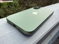 Primer plano del iPhone 17 verde mostrando el puerto de carga USB-C y el módulo de la cámara (Fuente de la imagen: Notebookcheck)