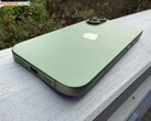 Primer plano del iPhone 17 verde mostrando el puerto de carga USB-C y el módulo de la cámara (Fuente de la imagen: Notebookcheck)