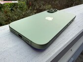 Primer plano del iPhone 17 verde mostrando el puerto de carga USB-C y el módulo de la cámara (Fuente de la imagen: Notebookcheck)