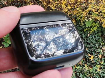 El estuche de carga tiende a ser algo reflectante en determinadas condiciones de iluminación (Fuente de la imagen: Notebookcheck)