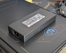 El portátil MSI puede llegar a consumir hasta 250 W durante el juego, aunque el propio adaptador de corriente tiene una potencia nominal de solo 240 W.