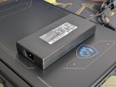 El portátil MSI puede llegar a consumir hasta 250 W durante el juego, aunque el propio adaptador de corriente tiene una potencia nominal de solo 240 W.