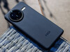Poco F7 Ultra en la funda suministrada (Fuente de la imagen: Daniel Schmidt)