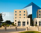 Exterior de unas instalaciones de Dell Technologies con el logotipo de la empresa.