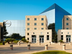 Exterior de unas instalaciones de Dell Technologies con el logotipo de la empresa.